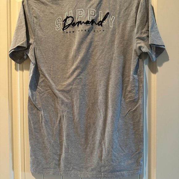 LIGHTLY USED SUPPLY AND DEMAND Mens T-shirt - Size M Medium - Picture 2 of 5
